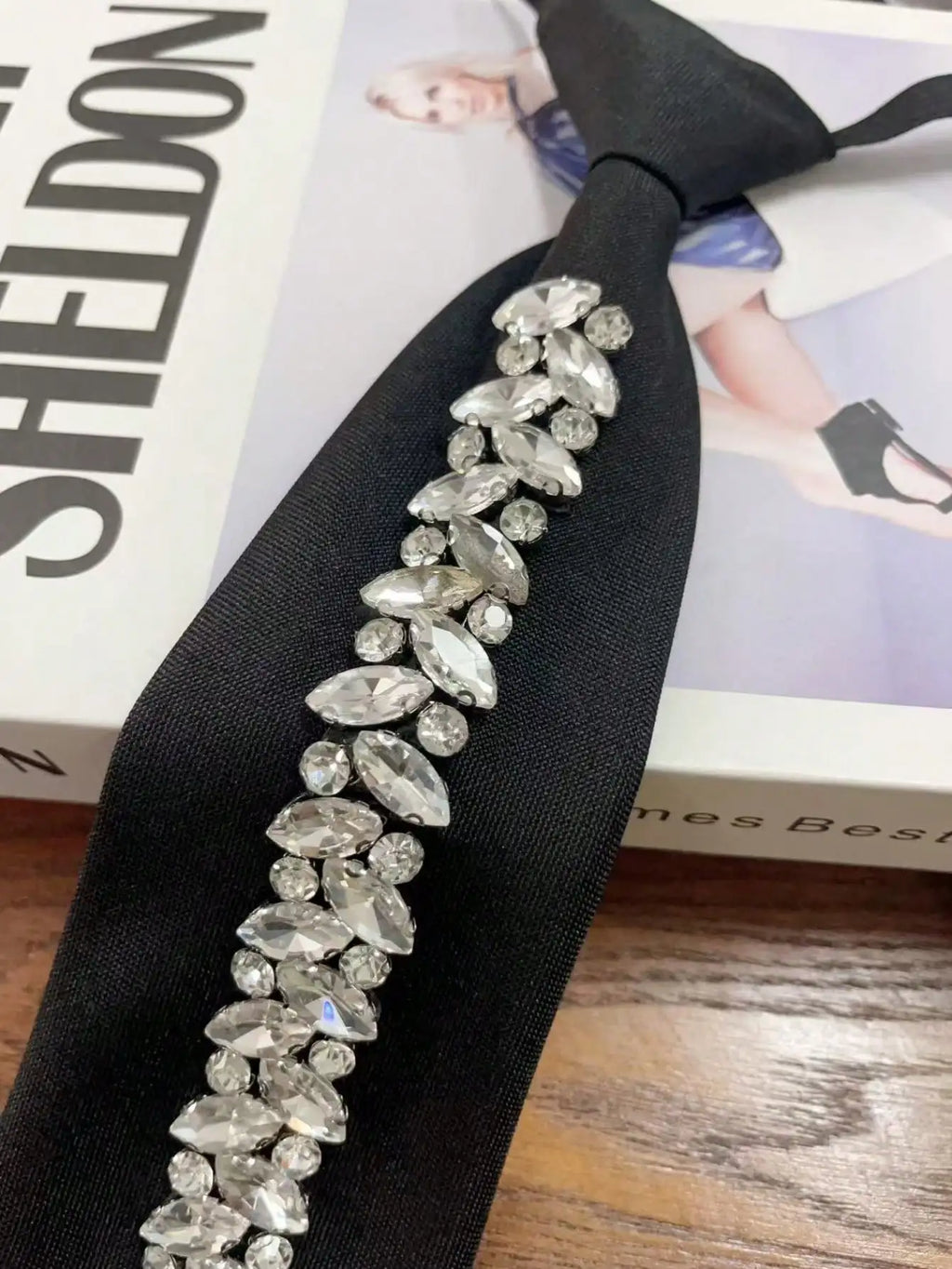 An Original, Niche Design, Shiny and Elegant Tie with Rhinestone Embellishments, Adjustable, Suitable for Spring and Summer, for Girls and Women to Wear with Dates, Shirts, Parties, and Festivals